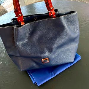 Dooney and Bourke Navy Blue medium leather bag 💙
